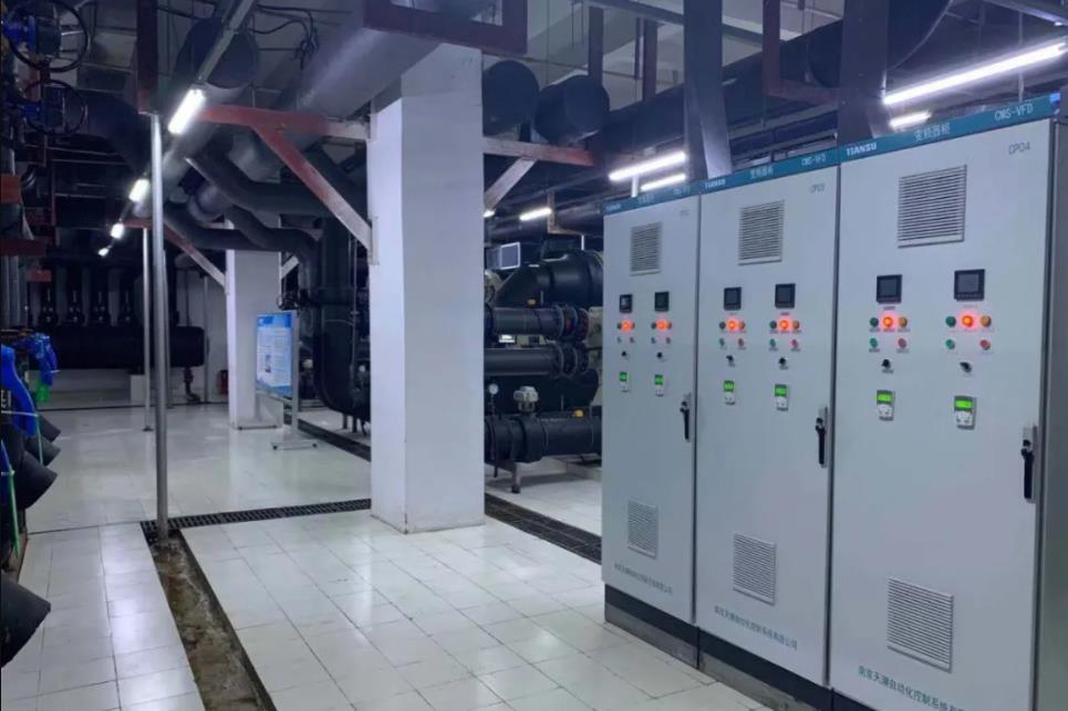 技术节能:对医院的中央空调,冷却塔等设备进行节能改造,其中中央空调